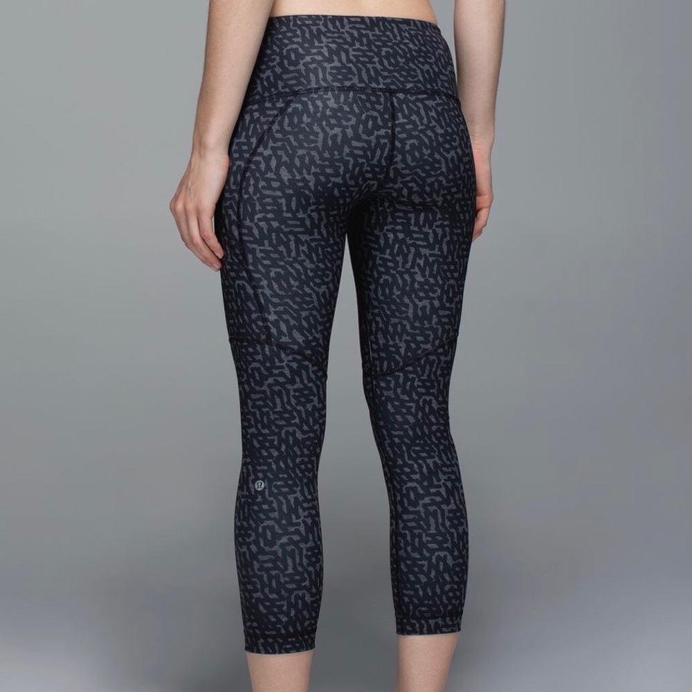 Lululemon All Sport Crop in Grey Multi-Dot Size 6